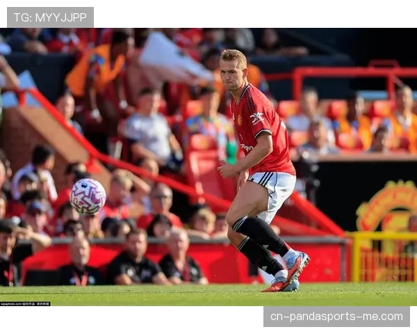 曼联更衣室矛盾再度曝光，内部问题对球队近期表现形成制约